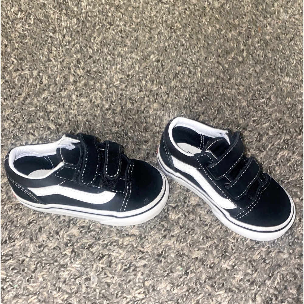Vans Toddler Size 5.5 Boy Girl Black & White Velcro Shoes Sneakers Old Skool V